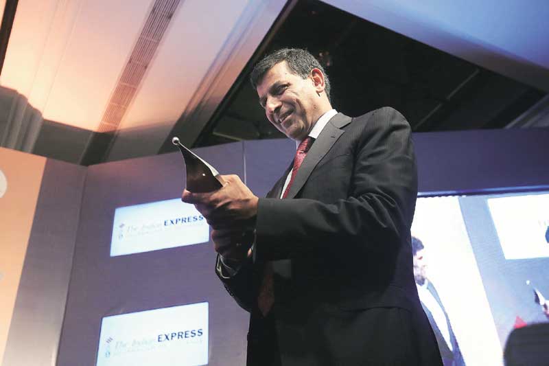RBI Governor Raghuram Rajan with the RNG lecture memento