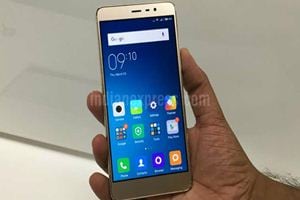 Xiaomi Redmi Note 3 comes in dark grey, gold and silver colour variants. (Photo Courtesy: Indian Express)