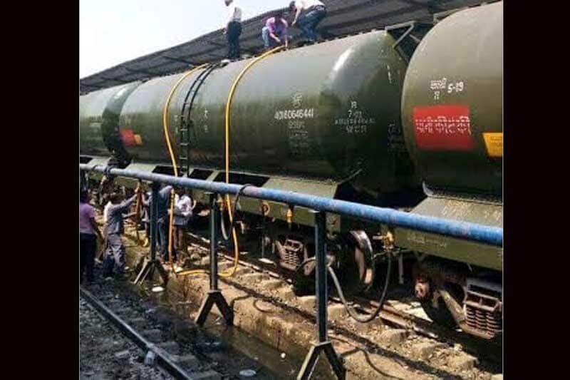 Indian Railways, Indian Railways water trains, Indian Railways maharashtra, Indian Railways water train maharashtra, Maharashtra govt's drought, Maharashtra govt's drought relief, Maharashtra govt's drought relierf operations