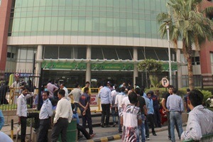 Gurgaon: People come out of offices after an earthquake in Gurgaon on Sunday. PTI Photo (PTI4_10_2016_000276A) Gurgaon: People come out of offices after an earthquake in Gurgaon on Sunday. PTI Photo (PTI4_10_2016_000276A)