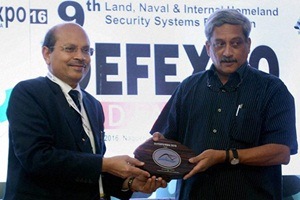 Secretary (Defence Production) AK Gupta presenting a memento to Defence Minister Manohar Parrikar during the International Seminar on Advances in Shipbuilding Technology organised at Defexpo-16 in Goa. (Source: PTI)