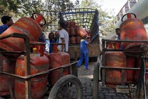 It is requested that the Ministry may be notified under Section 138 of the Income Tax Act to obtain information related to taxable income of LPG consumers in the public interest. (Reuters) It is requested that the Ministry may be notified under Section 138 of the Income Tax Act to obtain information related to taxable income of LPG consumers in the public interest. (Reuters)