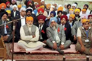 Modi, the first Indian Prime Minister to visit Iran in 15 years, offered his obeisance at the Bhai Ganga Singh Sabha Gurudwara and spoke to the head priest. (PTI)