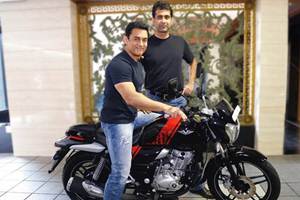 aamir khan, aamir khan bike, aamir khan bajaj v bike, bajaj v bike, bajaj v15, bajaj v15 price, bajaj v15 images, bajaj v bike aamir khan, bajaj v bike price, bajaj v bike images, bajaj v bike photo, bajaj v bike images, bajaj v bike price in india, bajaj v bike specification, Rajiv Bajaj, Rajiv Bajaj aamir khan, Rajiv Bajaj v15