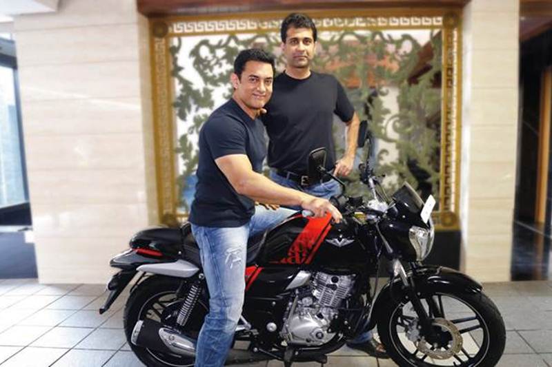 aamir khan, aamir khan bike, aamir khan bajaj v bike, bajaj v bike, bajaj v15, bajaj v15 price, bajaj v15 images, bajaj v bike aamir khan, bajaj v bike price, bajaj v bike images, bajaj v bike photo, bajaj v bike images, bajaj v bike price in india, bajaj v bike specification, Rajiv Bajaj, Rajiv Bajaj aamir khan, Rajiv Bajaj v15