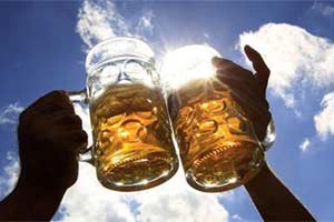 Beer drinkers will vouch for the refreshing relief a swig of the cold alcoholic beverage provides against the searing heat. (Reuters)