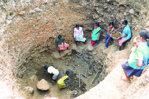 Digging a well in Pipantola in Chhattisgarh’s Kabirdham district, home to the Baiga tribe. (Source: Express photo by Dipankar Ghose)