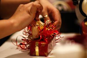 In the US, many stores have wedding registries, where the bride and the groom put out a list of presents they would like to receive, and the guests can choose which ones to get. In fact, 89% of all weddings in the US have a registry (Reuters) In the US, many stores have wedding registries, where the bride and the groom put out a list of presents they would like to receive, and the guests can choose which ones to get. In fact, 89% of all weddings in the US have a registry (Reuters)