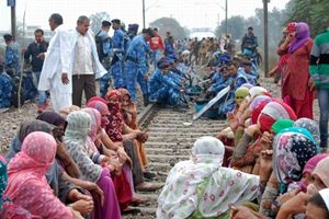 The Jat community has served a 15-day ultimatum to the Haryana government for implementation of reservation.(PTI)
The Jat community has served a 15-day ultimatum to the Haryana government for implementation of reservation.(PTI)