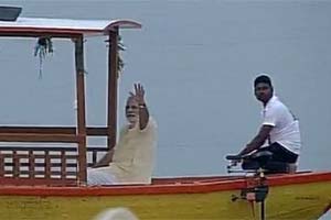 PM Modi flagged off a fleet of 11 e-boats and also interacted with boatmen at Assi Ghat. (Twitter)