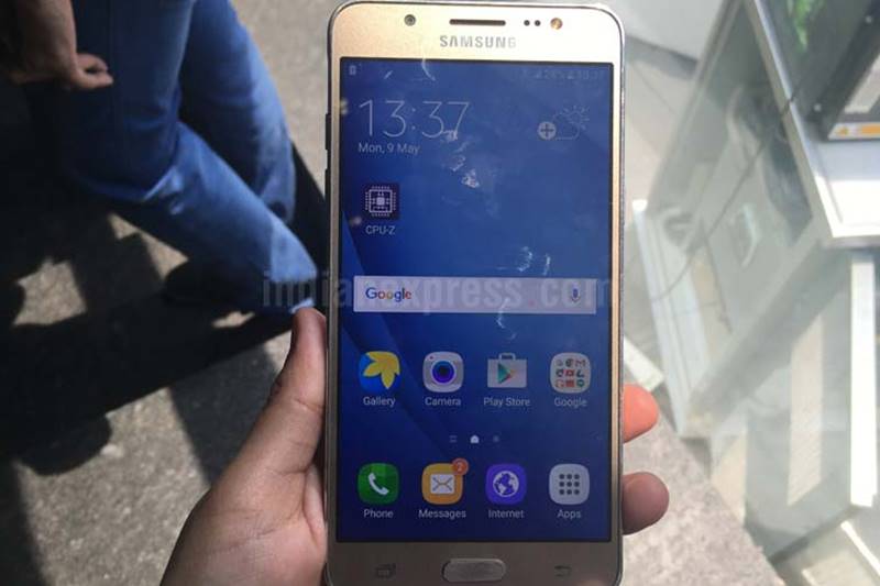 best smartphones, budget smartphones, smartphones under 15000, phones under 15000, Micromax Canvas Evok, Panasonic Eluga A2, Asus Zenfone Max, Meizu m3 note, Videocon Krypton V50JG, Reliance LYF Water 5, YU Yunicorn, Lenovo Zuk Z1, Moto G4 Plus, Samsung Galaxy J5