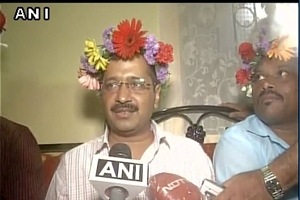 kejriwal headgear, arvind kejriwal floral headgear, kejriwal goa, kejriwal goa headgear