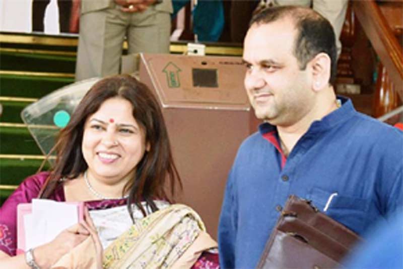 top 10 news, top 10 news of today, top 10 news headlines, top 10 news of today in india, top 10 news of today in english, Maheish Girri, Uddhav Thakre, Shiv Sena News, DPS Srinagar, Abaya, Delhi University, DU Admission 2016, Bangladesh News, Hindu Attack in Bangladesh, AAP, Arvind Kejriwal, AAP Party, AAP news, Hrithik Roshan, Sussanne Khan, Hrithik Roshan's ex-wife, Mohan Bhagwat, Rahul Gandhi, Pakistan-India