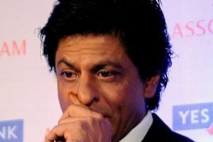  Khan went on to social networking site Twitter, expressing his anger at the inconvenience caused by the authorities.