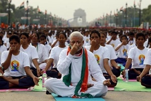 Sri sri ravi shankar news, sri sri ravi shankar updates, yoga day news, yoga day celebrations, mumbai updates