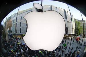 apple store, france apple store, man breaks apple, man breaks apple store