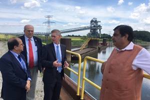 Nitin Gadkari takes study tour of Mississippi Inland Water Ways Nitin Gadkari takes study tour of Mississippi Inland Water Ways