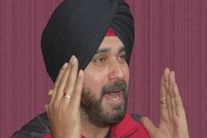 Welcoming the former Shiromani Akali Dal (SAD) leaders into the party, Amarinder said, "This is the beginning of the end for SAD." (PTI)