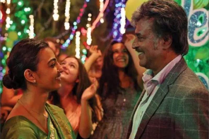 After much anxiety and even more hype, Rajinikanth's Kabali has been released to standing ovation in theatres across the country. People just are not being able to hide their emotions and are whistling, shouting, screaming even dancing with joy and exhilaration. In the Kabali cast in key roles are Radhika Apte, Dhanshika and Kalaiarasan. The frenzied display of emotion is a sight to behold, which started very early in the morning, some shows were held as early as 3 a.m., and adulation poured in as fans got to see their Thalaivar, which translates into 'leader' in English, but it felt more like people getting 'darshan' of a god. (Image Source: Twitter)