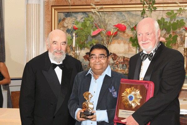 Dr Mukesh Batra (centre) being felicitated by the President of the European Medical Association Dr Vincenzo Costigliola