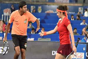 The Indian duo will face the American pair of Venus Williams and Ram Rajeev in the semifinals. If they win the semifinals match, Sania and Bopanna will be assured of at least a silver and if they lose, they will still play for the bronze-medal match. (Source: PTI)