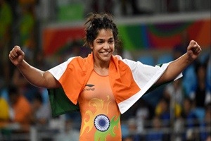 Sakshi was greeted by her parents and relatives at the airport after she touched down in the Capital at the wee hours.
Displaying the bronze medal, she waved to the cheering crowds. (Source: PTI)