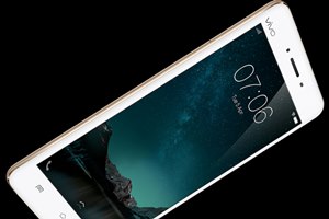 With a 3GB RAM and Adreno 405 GPU, Vivo V3 is powered by Qualcomm's Snapdragon 616 octa-core processor. It comes with an internal 32GB storage which can be further expanded up to 128GB using a microSD card.