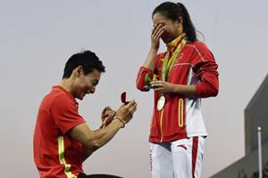 Qin, 30, who bent low on one knee by the podium before offering up a box containing a diamond engagement ring. (Twitter) Qin, 30, who bent low on one knee by the podium before offering up a box containing a diamond engagement ring. (Twitter)