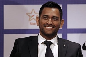 The fact that Dhoni did not really notice what was going on behind him added to the danger for the girl. (Source: Reutres)