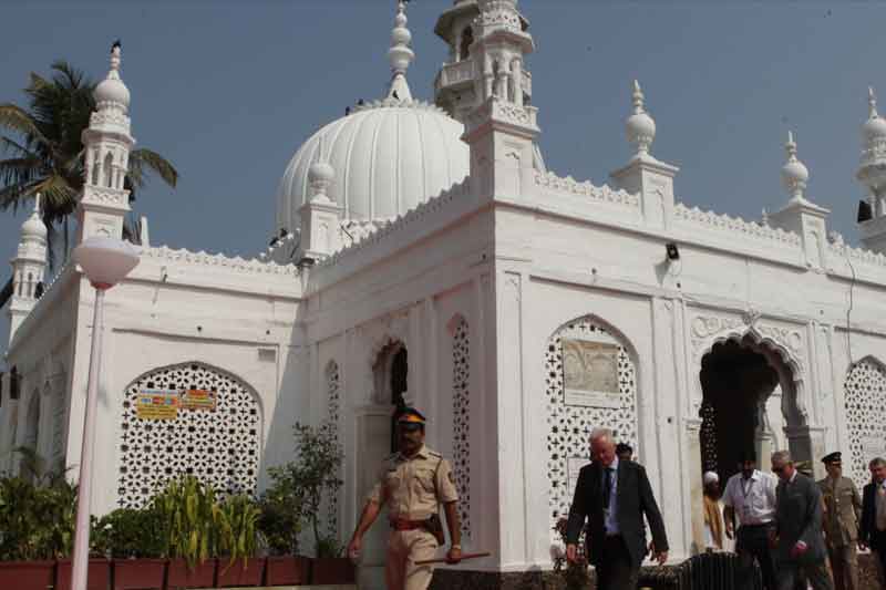 Haji Ali Dargah, Haji Ali Dargah Mumbai, Haji Ali Dargah ban on women, Haji Ali Dargah bombay high court, Haji Ali Dargah quran, quran, quran and women, quran and women's rights, quran ban on women, islam, islam women, status of women under islam, islam ban on women, islamic practice, quran discrimination, quran discrimination against women, mumbai