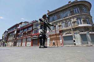 Government will consult all political parties before finalising an itinerary for the tour aimed at restoring peace in the Kashmir Valley, which is witnessing violent protests even since the killing of Hizbul Mujahideen militant Burhan Wani on July 8.(Reuters)