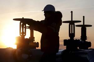 Crude oil futures fell 0.29 per cent to Rs 3,116 per barrel today, in line with a weak trend in Asian trade, as speculators indulged in trimming positions. (Reuters) Crude oil futures fell 0.29 per cent to Rs 3,116 per barrel today, in line with a weak trend in Asian trade, as speculators indulged in trimming positions. (Reuters)