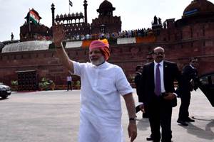 PM Narendra Modi waves his hand to people at the Red Fort after hoisting the Tricolour on India's 70 Independence Day. (Source: narendramodi.in)