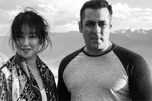  Good ol' Zhu Zhu lands up and snaps a photo with Salman and shares it too - on Instagram