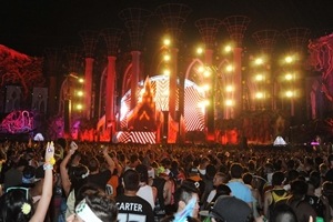 Crowds pack one of the eight stages at Insomniacs 2014 Electric Daisy Carnival on day 2 of the 3 day dusk till dawn electronic music event at the Las Vegas Motor Speedway. (Source: AP)