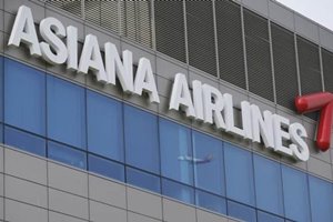 An Asiana Airlines flight bound for South Korea returned to Los Angeles on Tuesday after smoke was reported in the cargo section, a spokeswoman for Los Angeles International Airport said. (Reuters)