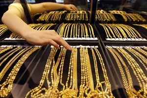 Asia Gold-Festive-buying spurs demand; Indian discounts narrow