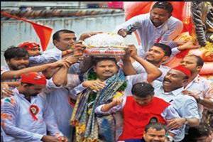 The man with an interesting first name is a local politician aiming to contest elections in the next. He said he'll break the tradition of submitting the money next year and paid the money on spot. (Source: Twitter)