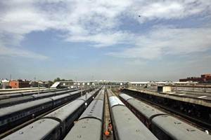 All-India Railwaymen's Federation General Secretary Shiv Gopal Mishra said the bonus is expected to motivate the employees to improve the financial position of the public transporter. (Reuters)