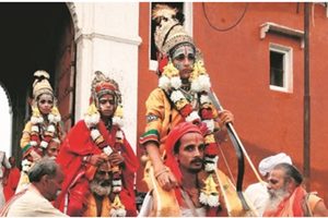 The 31-day-long Ramlila of Ramnagar, Varanasi, is world-famous. Over a million pilgrims arrive annually for the vast processions and performances organised by religious leader Kashi Naresh. (Image Source: IE)