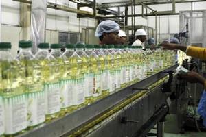 At the National Commodity and Derivatives Exchange, refined soya oil for delivery in October month declined by Rs 3.15 or 0.48 per cent to Rs 650.50 per 10 kg with an open interest of 55,990 lots. (Source: Reuters) At the National Commodity and Derivatives Exchange, refined soya oil for delivery in October month declined by Rs 3.15 or 0.48 per cent to Rs 650.50 per 10 kg with an open interest of 55,990 lots. (Source: Reuters)