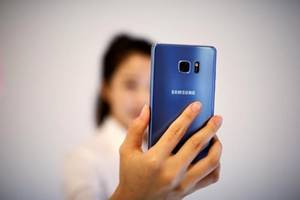 India has lifted restrictions placed on using and carrying Samsung Electronics Co's Galaxy Note 7 mobile phones on commercial airplanes. (Reuters)