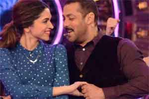 Last year as well, Deepika had joined Salman on the BB stage for Tamasha promotions and the chemistry between the two was pretty crackling in the pilot episode as well. Last year as well, Deepika had joined Salman on the BB stage for Tamasha promotions and the chemistry between the two was pretty crackling in the pilot episode as well.