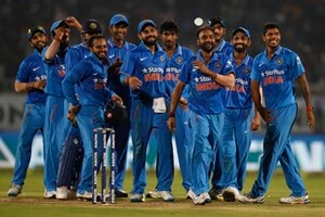 India's Amit Mishra, fourth right, celebrates with teammates after taking the fifth wicket of the fifth and last one day international cricket match against New Zealand's in Visakhapatnam, India. (Source: AP)
