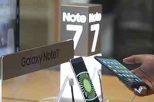 Samsung on Tuesday said it was halting production and sales of the device following the latest spate of smoke. (AP) Samsung on Tuesday said it was halting production and sales of the device following the latest spate of smoke. (AP)