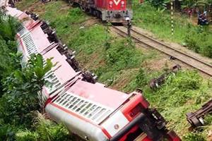 At least seven people were killed and more than 50 injured after a Croydon Tramlink tram overturned in London, British Transport Police announced on Wednesday. (Reuters)