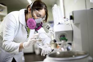 The research team led by Ali Javey from Lawrence Berkeley National Laboratory (Berkeley Lab) in the US created the new transistor with a working one-nanometre gate. For comparison, a strand of human hair is about 50,000 nanometres thick. (Reuters) The research team led by Ali Javey from Lawrence Berkeley National Laboratory (Berkeley Lab) in the US created the new transistor with a working one-nanometre gate. For comparison, a strand of human hair is about 50,000 nanometres thick. (Reuters)