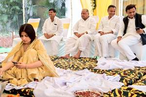 akhilesh yadav, akshilesh, akhilesh yadav family, akhilesh letter, letter bomb, ashu malik, udaiveer singh, akhilesh yadav wife, akhilesh yadav news, akhilesh yadav sp, akhilesh yadav campaign, akhilesh yadav rally, akhilesh yadav news, akhilesh news, yadav pari-war, yadav vs yadav, sp power tussle, samajwadi party, samajwadi party future, samajwadi party news, sp spilt, sp news, samajwadi party split, mulayam singh yadav, shivpal yadav, mulayam singh yadav family, akhilesh yadav mobile, akhilesh yadav smartphone, akhilesh mulayam, mulayam akhilesh, akhilesh shivpal, shivpal akhilesh, up 2017, uttar pradesh news, up news, uttar pradesh assembly election, up assembly election, up poll, up election, uttar pradesh assembly election 2017, akhilesh photo, up assembly election, up elction 2017, financial express, akhilesh yadav twitter, akhilesh twitter, dimple yadav, dimple photo, dimple yadav photo