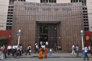 The central bank has cautioned the public to subject notes that are accepted to "careful scrutiny". (Reuters)