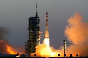 Shenzhou-11 manned spacecraft carrying astronauts Jing Haipeng and Chen Dong blasts off from the launchpad in Jiuquan, China, October 17, 2016. (Reuters)